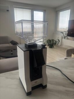 Pákový kávovar zn. Sage BES920 Espresso a Mlynček na kávu -