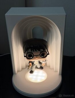 Stojan s osvetlením na figúrku