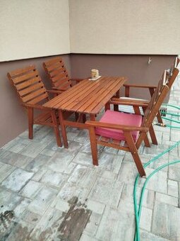 Záhradný nábytok.