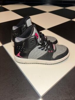 Jordan tenisky,malo pouzivane.37,5