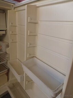 Menšia chladnička s mrazničkou calex