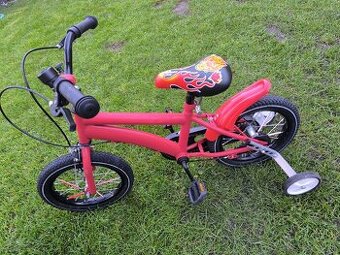 Bicykel pre chlapca s pomocným kolieskami