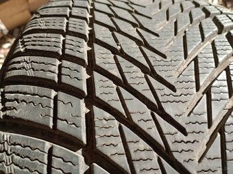 Predam 2ks pneu 235/40/r18  zimne  95V  Goodyear