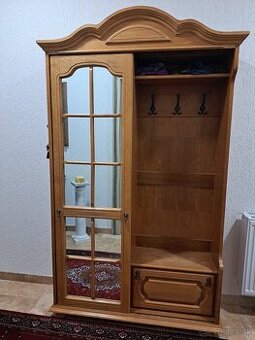 Vešiaková skriňa
