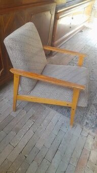 Staré kreslo v top stave 50eur, kožušiny 2kusy 70eur
