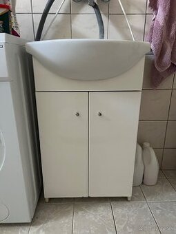 Kúpeľňová skrinka s umývadlom (biela)