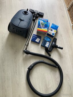 Predám vysávač Elektrolux 600 Clean EB61C4DB