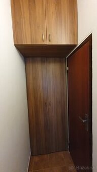 Skrinka zabudovana z dvoch častí