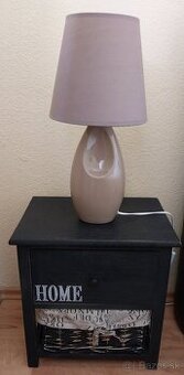 Nočný stolík a lampa