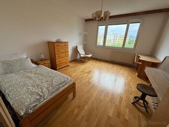 veľká zariadená izba v 3i byte po rekonštrukcii–Solinky