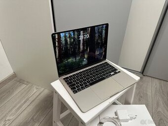 MacBook Air M2 (2022) Starlight