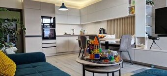 Plne zariadený 3-izbovy byt v Europalace - 1