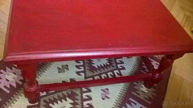 Drevený stolik, sedačka