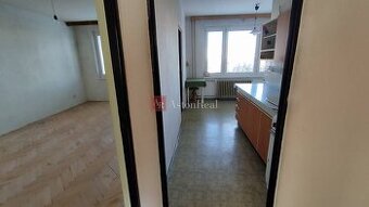 Slnečný 3-izbový byt v pôvodnom stave Pov. Bystrica- SNP