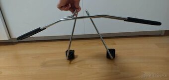 Vešiak do auta na zavesenie kabátov/búnd/oblekov