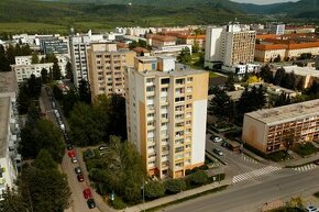3 izbový byt s loggiou a parkovacím miest  v Žiari n/Hronom