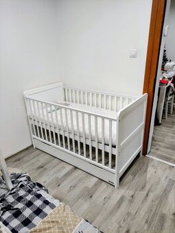 Detská postieľka z masívu 2v1 s úložným priestorom