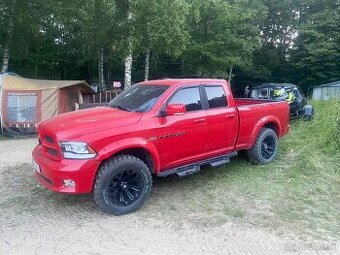 Dodge Ram 5.7 z LPG 4x4 CERVENY TOP