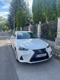 Lexus IS 300h. 2017