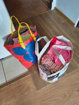 Darujem dve veľké tašky oblečenia pre dietatko