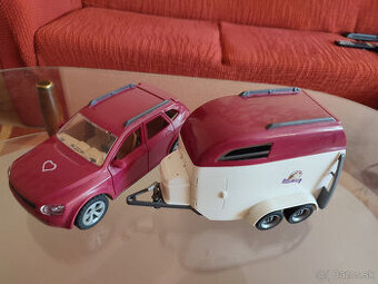 Auto s prepravným boxom na koníky