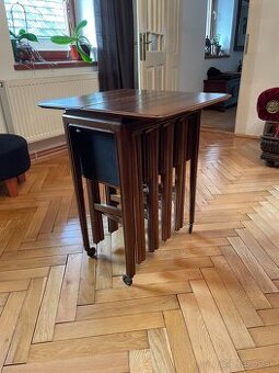 Starý skladajúci stolík a stoličky 4-skladeteľné.