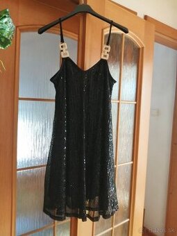 Čierne spoločenské šaty