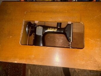 Starožitný šijací stroj Lada