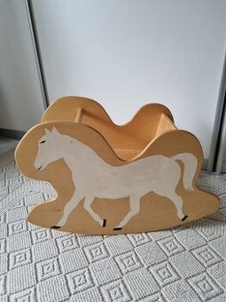 Dreveny hojdaci konik