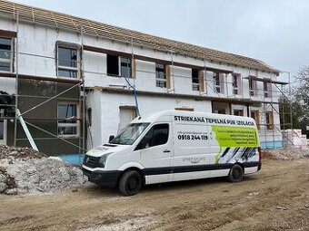 Striekaná tepelná izolácia.