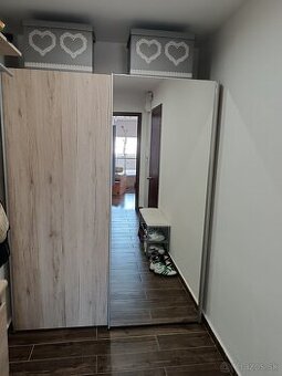 Skriňa dub sonoma-biela so zrkadlom