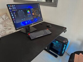Herný PC a herný monitor. PC zostava