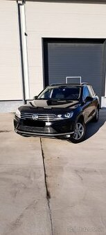 VW Touareg 3.0 TDI V6 – rok 2015, čierny elegán