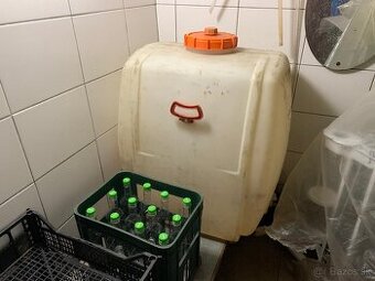 Plast nádoba na víno