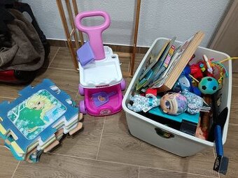 Veľa hračiek aj s boxom na hračky