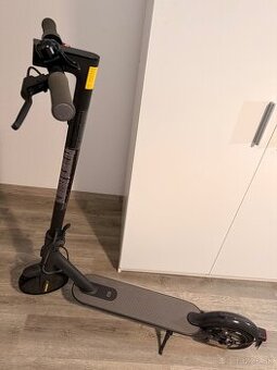 Elektrická kolobežka Xiaomi Mi Essential