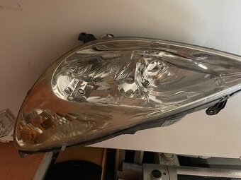 Predam predne  Svetlo Peugeot 607