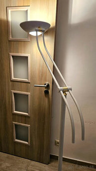 vysoka stojaca stmievatelna lampa a mala stolna lampa