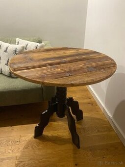Drevený masívny príručný stolík