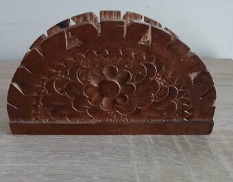 Drevený držiak na servítky