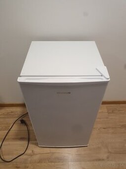 Chladnička s mrazničkou Hyundai.