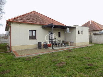 Dom s 2 apartmánmi a pozemkami na stavbu domu v Štúrove .