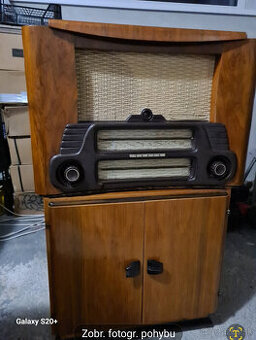 starožitná knižnica a gramofón so skrinkou na platne