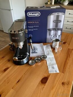 DeLonghi Dedica EC 685.BK s džbánkom na penu a sadou pohárov