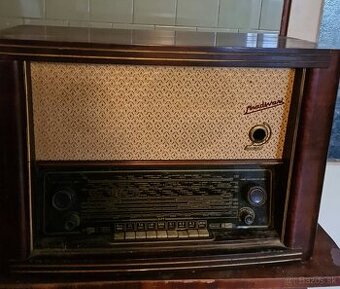 Predám staré elektronkové rádio Stradivári. Funkčný