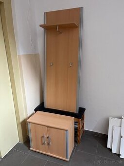 Darujem vešiakovú skriňu