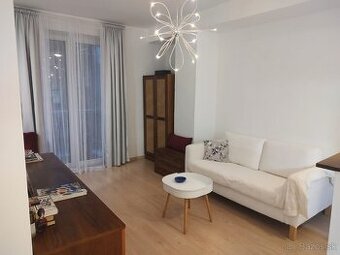 Svetlý, vzdušný a šikovne riešený tehlový apartmán