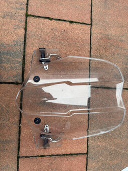 Triumph predný štít