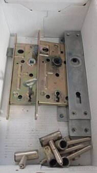 Zamok, kovanie, panty