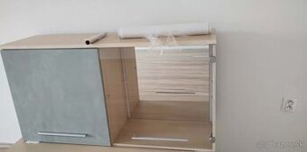 Skrinka na zavesenie